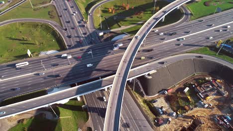 vista aérea de una intersección de autopistas en moscú.