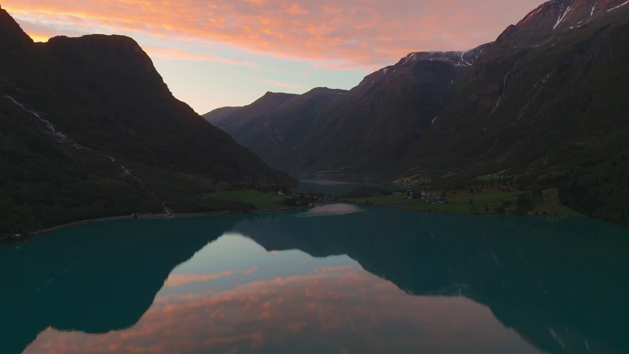 Oldevatnet Gölü'nde gün batımı gökyüzü ve su yansıması. Briksdalsbreen buzulu. Norveç İskandinav doğası.