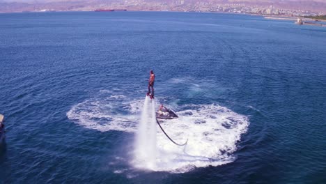 aéreo de un hombre haciendo flyboard en el mar rojo cerca de aqaba jordan 1