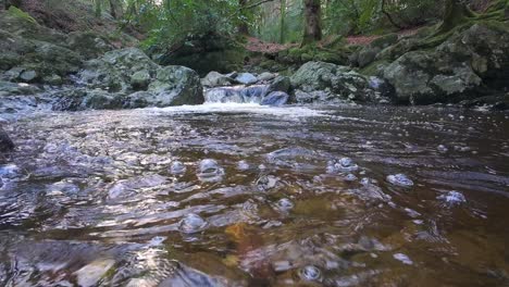 Gebirgsbach-Kaskade-Im-Pool-Und-Luftblasen-Schweben-Am-Mahon-River,-Comeragh-Mountains,-Waterford,-Irland