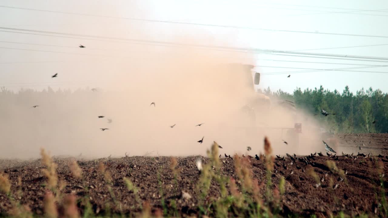 agroindustria: un agricultor en un tractor que consume mucha energía arando el suelo árido y polvoriento en climas calurosos y secos