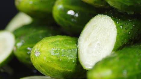 con pepinos frescos cayendo gotas de agua.