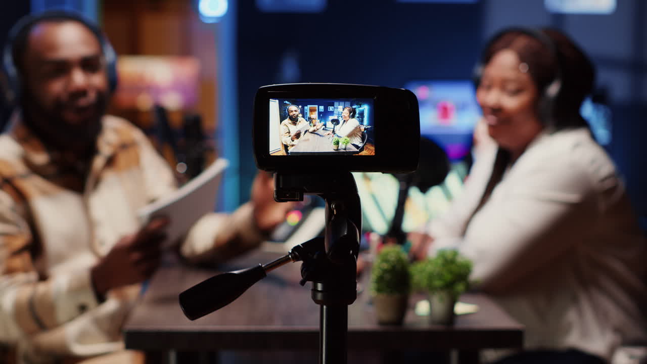 라디오 쇼를 녹음하는 데 사용되는 전문 카메라에 초점을 맞추십시오.