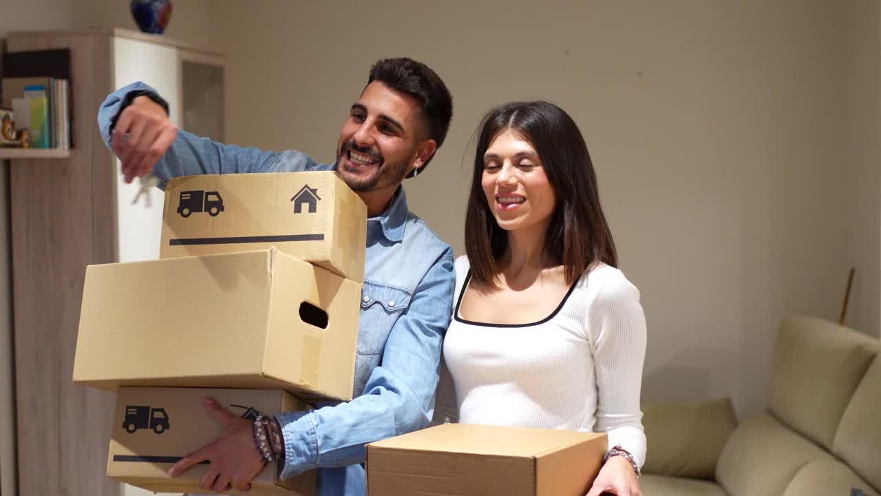 una pareja feliz se muda a un nuevo hogar.