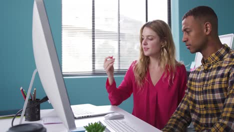 hombre y mujer mirando la computadora