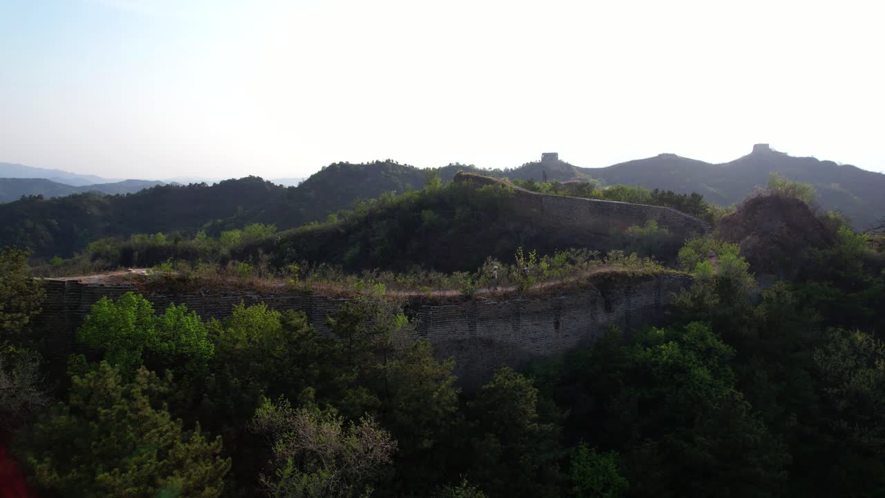 pareja caminando por la gran muralla de china en la sección de gubeikou durante la tarde