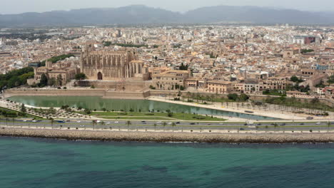 Palma-Stadt-Mit-Der-Kathedrale-Santa-Maria-Im-Vordergrund,-Mallorca