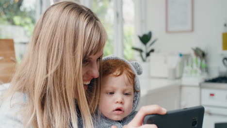 Mutter-Und-Baby-Video-Chat-Mit-Dem-Smartphone.-Glückliche-Mutter-Hält-Kleinkind-In-Der-Hand,-Teilt-Den-Mutterschaftslebensstil-Mit-Einer-Freundin-In-Den-Sozialen-Medien-Und-Genießt-Mobile-Technologie-In-4K