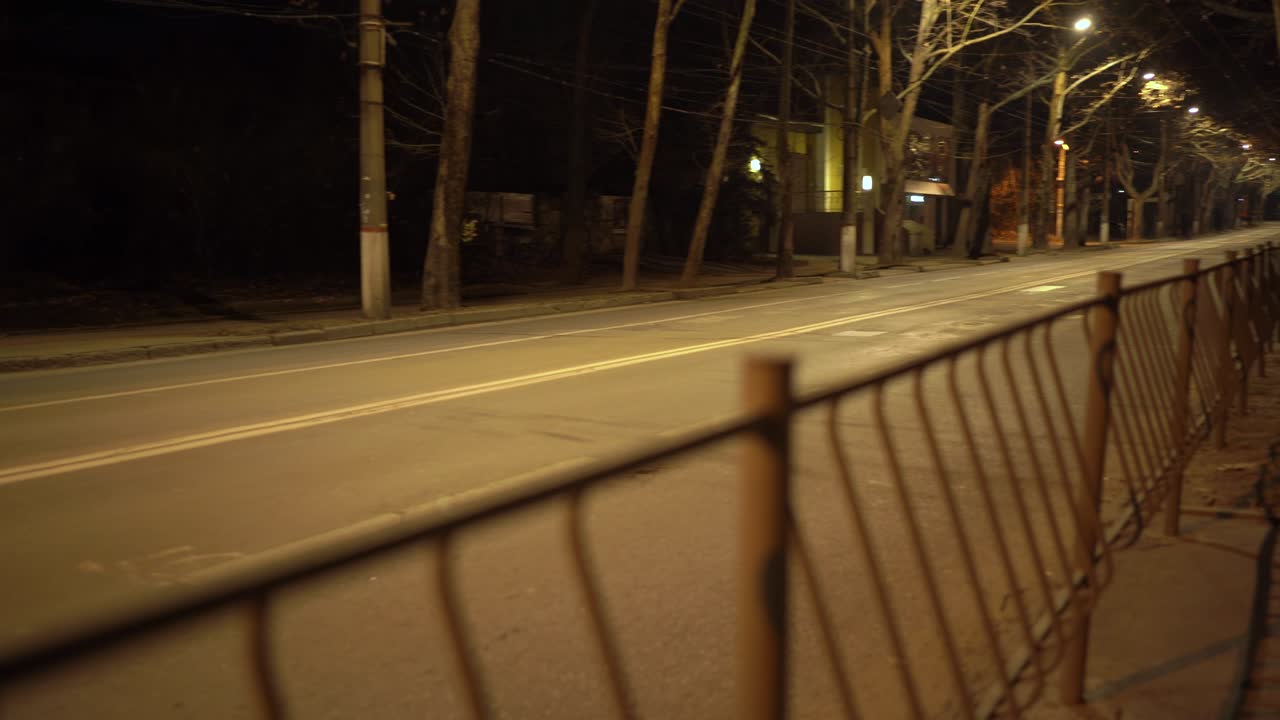 페로폴의 빈 거리는 가을 밤에 거리 조명이 켜져 있습니다.