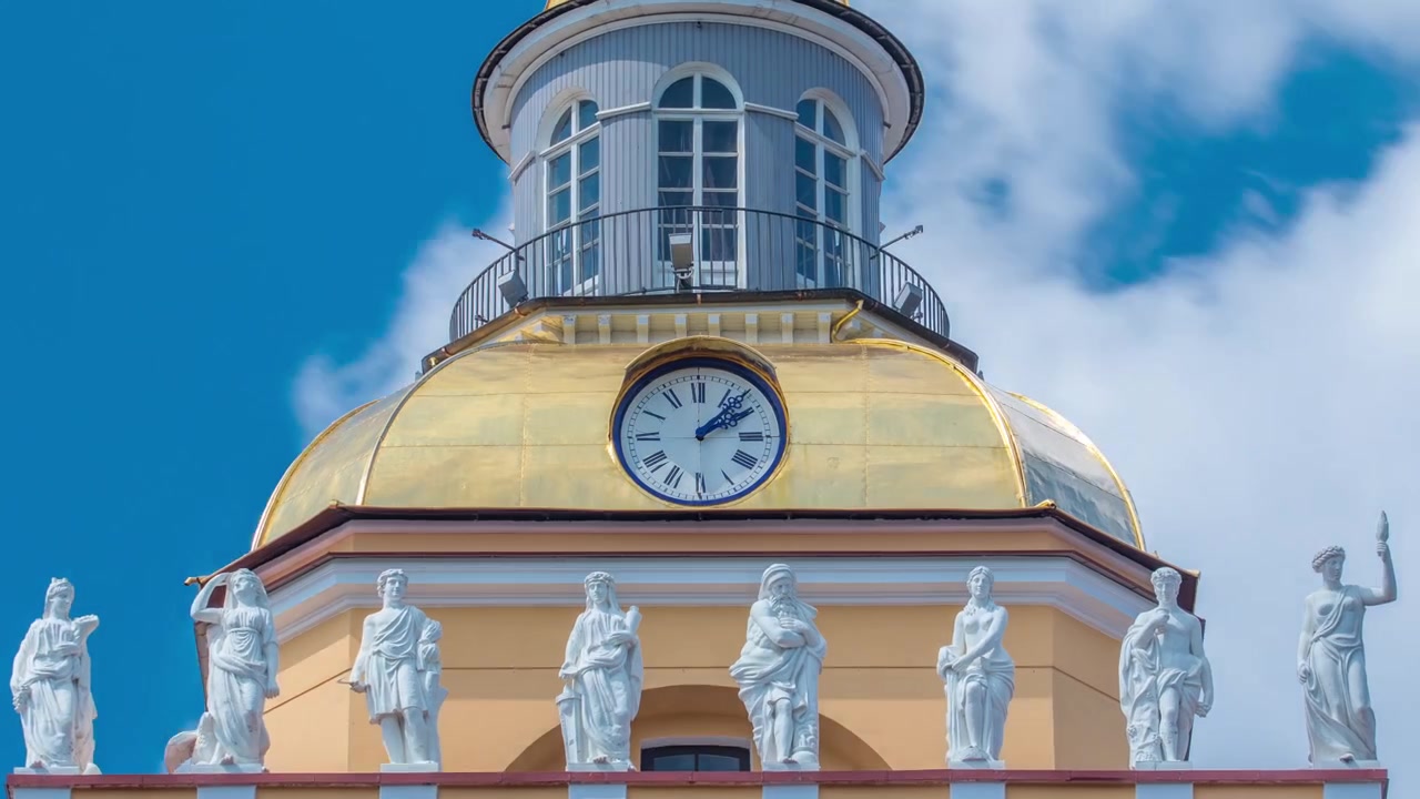 Timelapse della parte superiore con orologio della torre dell'edificio dell'Ammiragliato a San Pietroburgo, Russia. Vista ravvicinata con cielo blu nuvoloso.