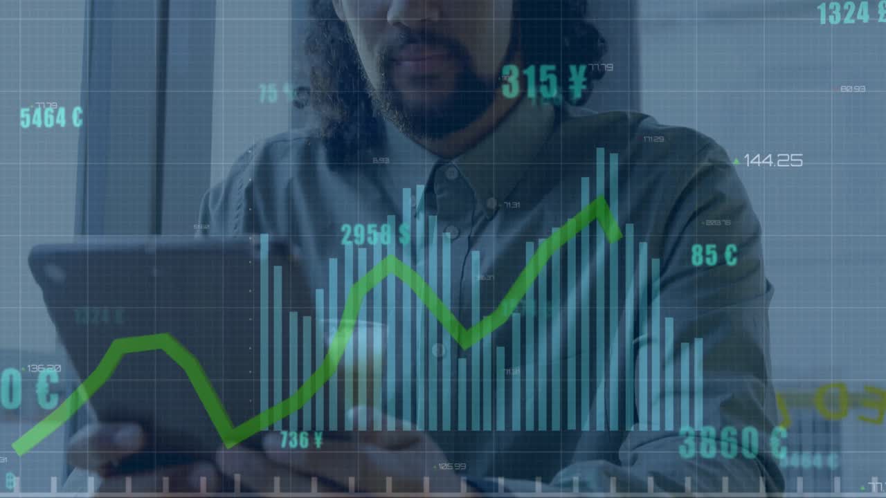 Animazione di grafici, numeri mutevoli, simboli di valuta su un uomo di diverse etnie che utilizza un tablet digitale.