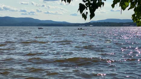 Kajakfahren-Auf-Dem-Wunderschönen-Hudson-River-Im-New-Yorker-Hudson-Valley-Im-Frühherbst-An-Einem-Sonnigen-Tag-Mit-Blauem-Himmel-Und-Schönen-Wolken