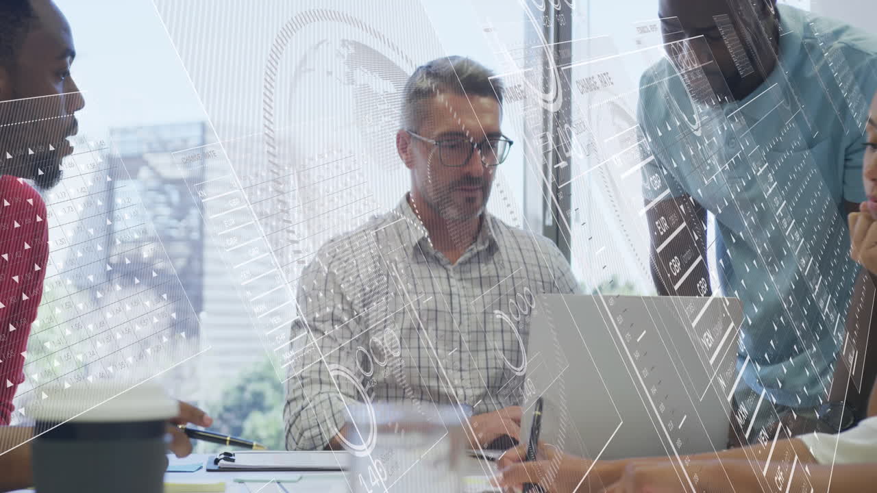 animación del globo en círculo, tablero de negociación sobre diversos compañeros de trabajo discutiendo informes en la oficina