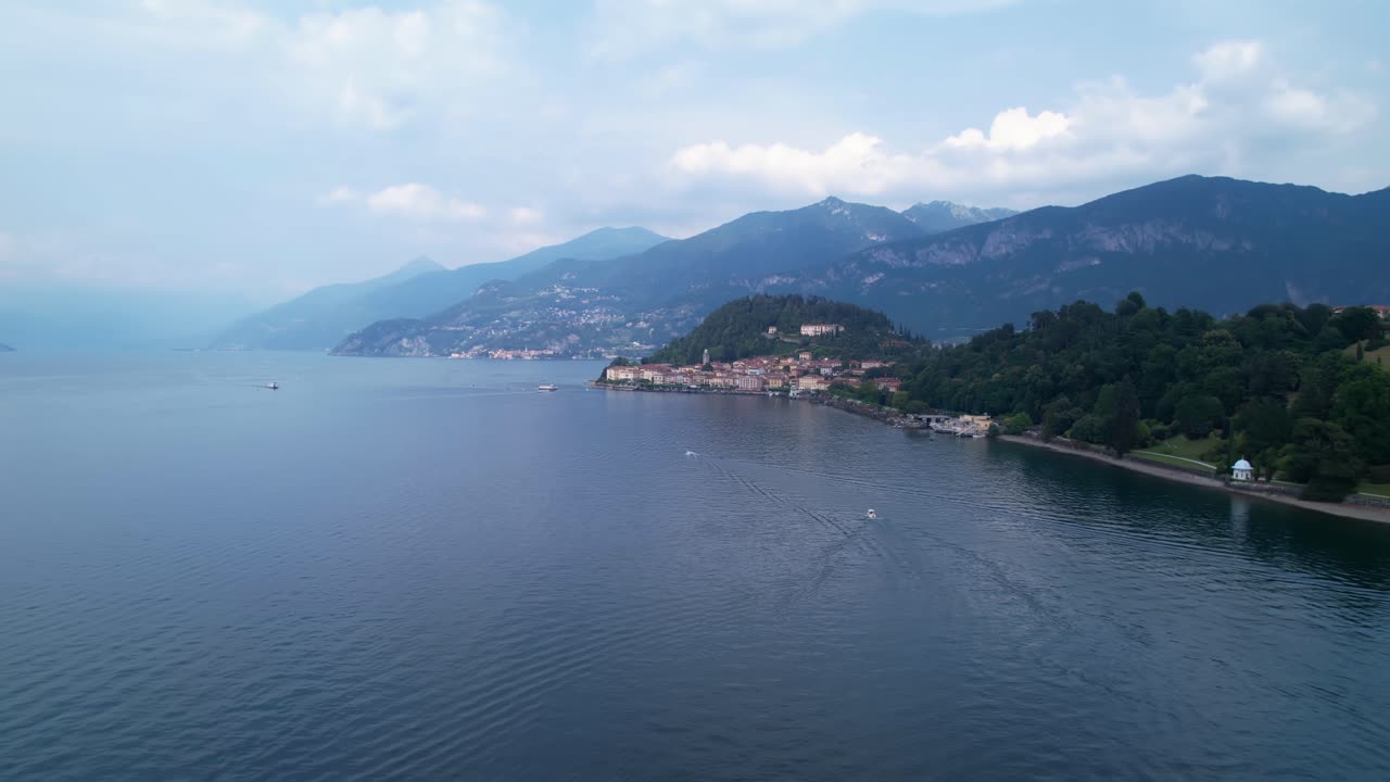 vuelo aéreo sobre las tranquilas aguas del lago de como en bellagio
