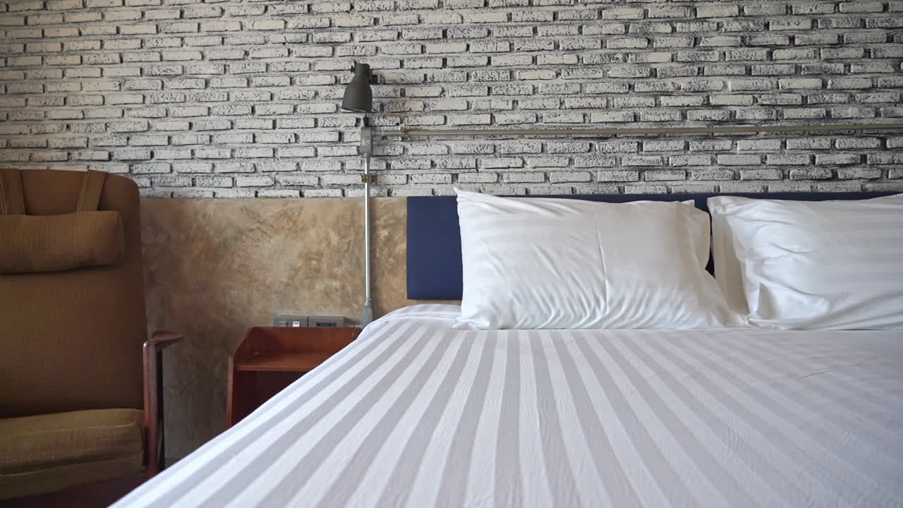 панорамирование вправо на интерьер кровати и комнаты в гостинице