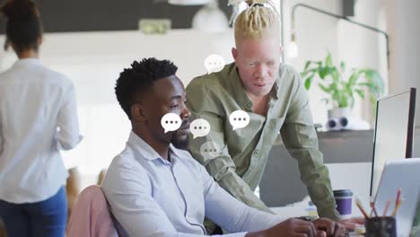 animación de emoji cayendo sobre personas de negocios que usan auriculares de teléfono