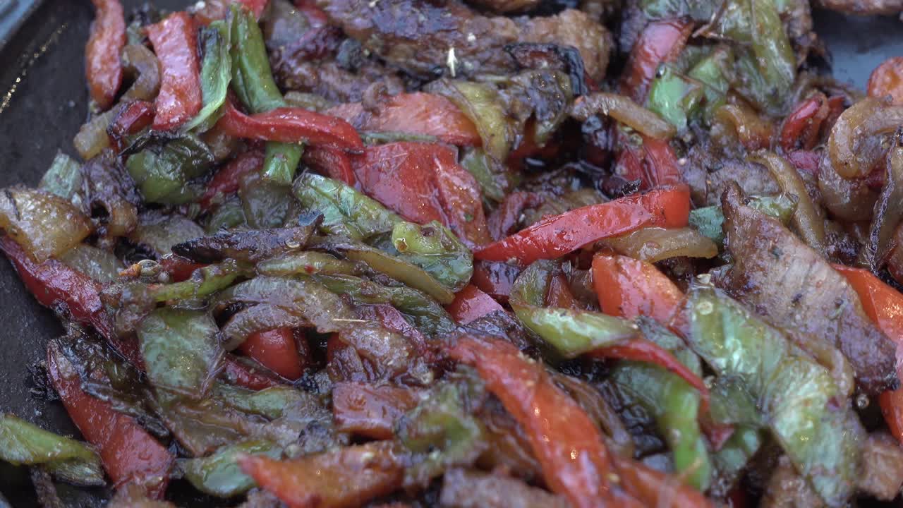 비 에 고추 와 양파 를 넣은 고기 김