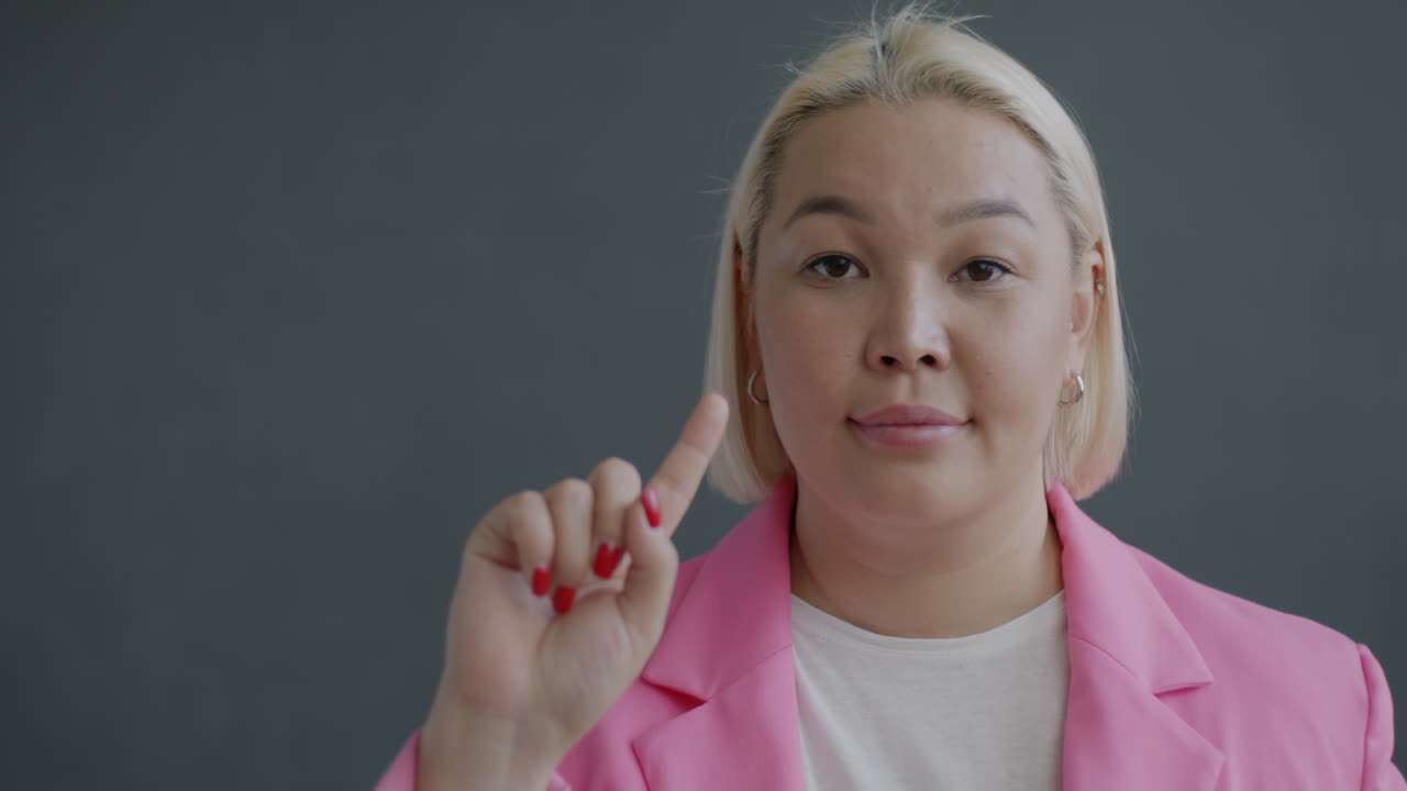 dedo acusador de la mujer