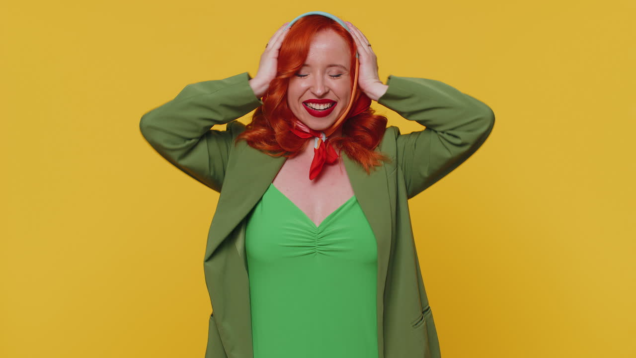 놀라서 흥분한 여자 놀라서 커다란 눈으로 카메라를 쳐다보며 갑작스러운 승리에 충격을 받았습니다. 와우 감정