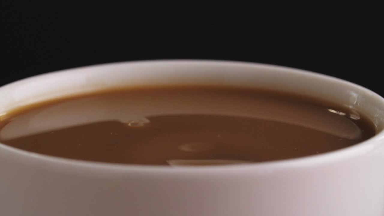 Splash di caffè in tazza bianca