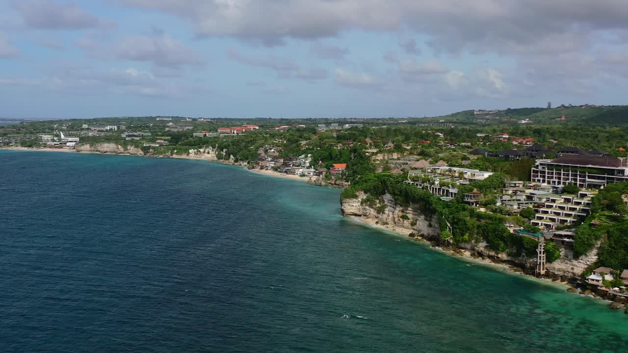 Costa delle scogliere di Uluwatu a Bali, Indonesia, con oceano tropicale turchese