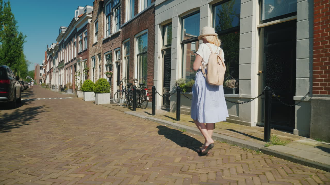 스마트폰으로 걷는 젊은 여성