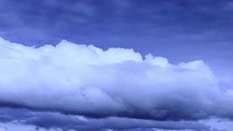 el cielo azul de la mañana de verano con nubes blancas y esponjosas