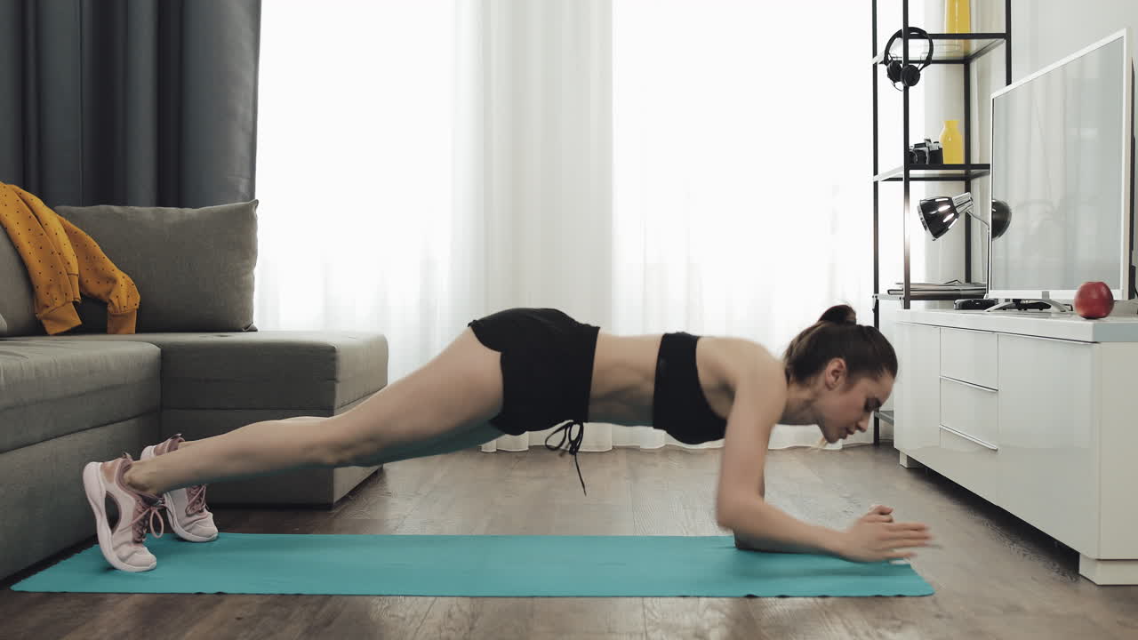mujer haciendo ejercicio de tabla en casa