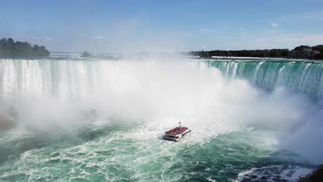 hermosa foto de la maid of the mist acercándose a las rugientes cataratas en niagara, ontario