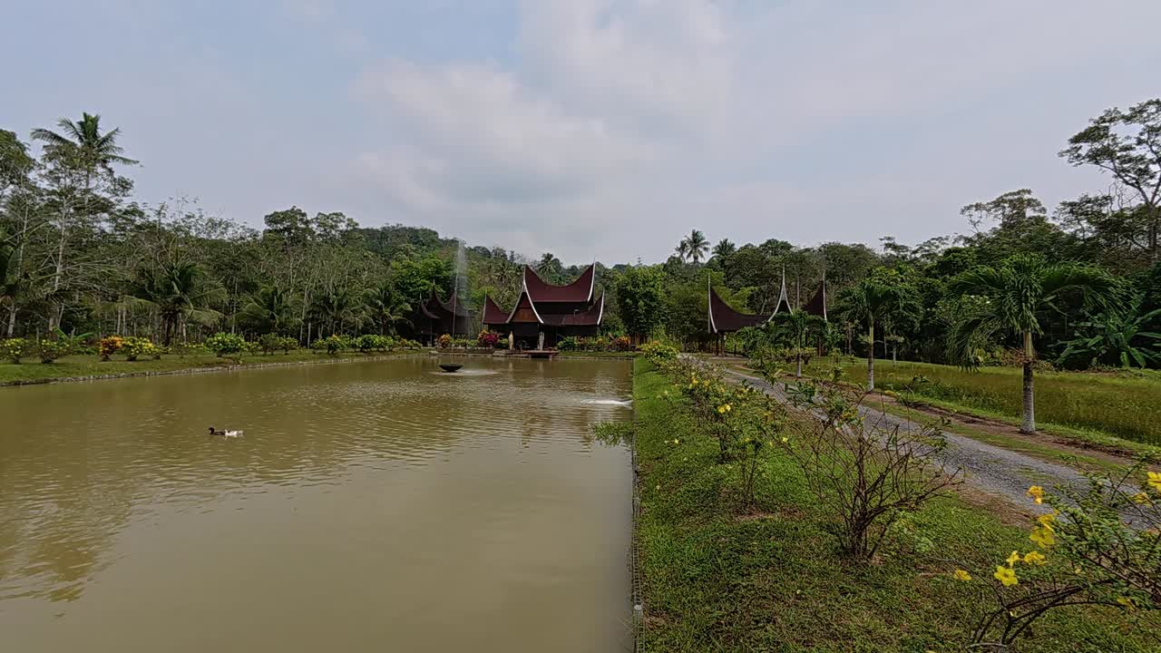 Rumah Gadang Budi is a magnificent traditional Minangkabau house. It showcases the unique buffalo horn-shaped roof, a symbol of Negeri Sembilan's rich cultural heritage