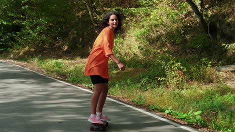 chica patinando en un sendero del bosque