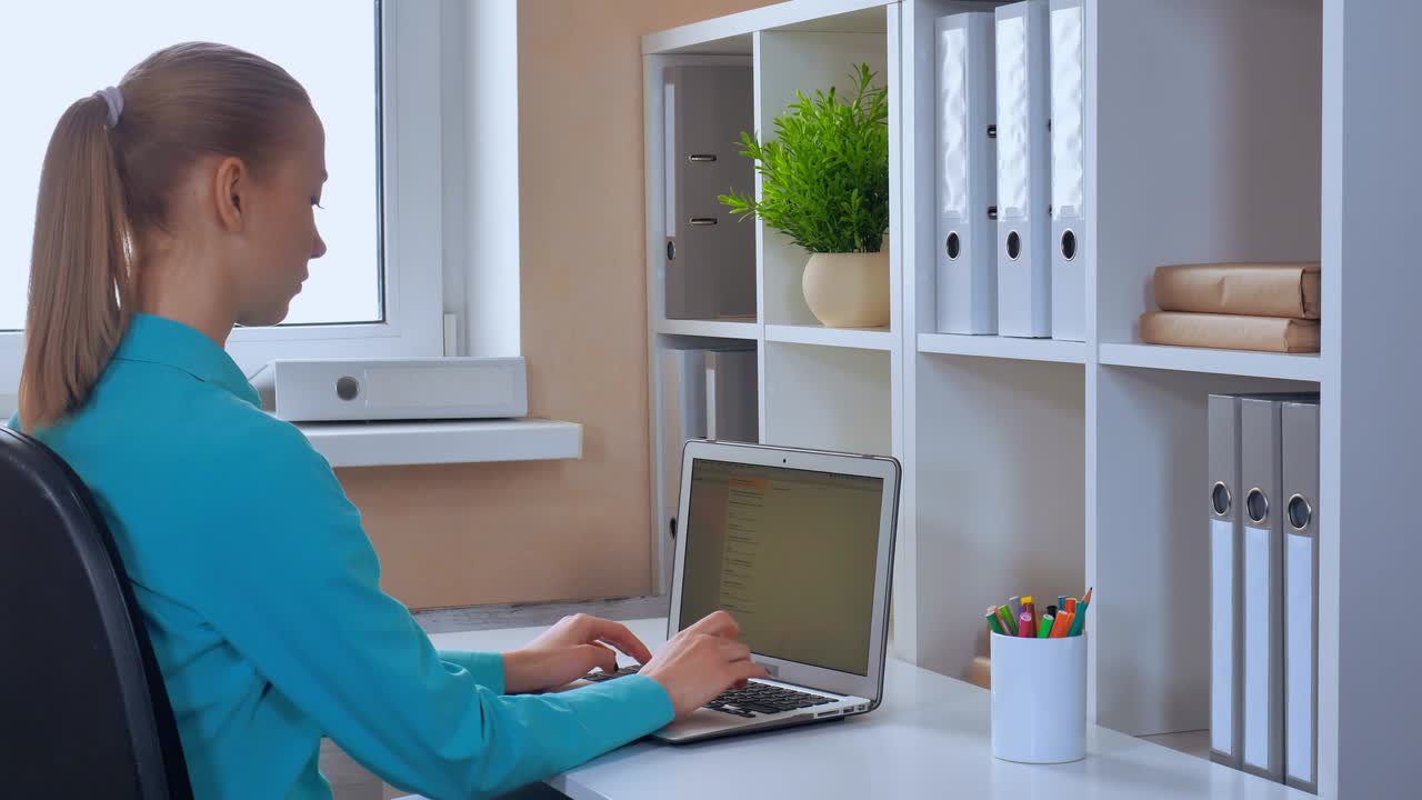 empleado trabaja en una oficina pequeña