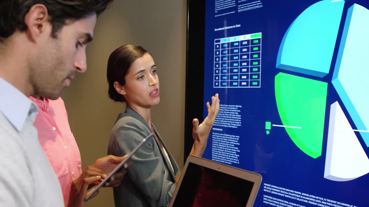 파이 차트 를 통해 상호 작용 하는 사업가 들