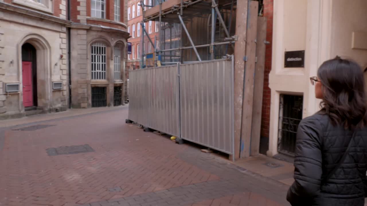 sigue la foto de una joven turista explorando una nueva ciudad