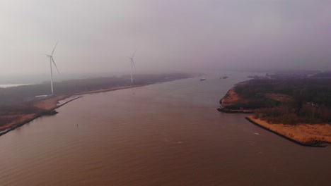 Vuelo-Aéreo-Sobre-Oude-Maas-Con-Turbinas-Eólicas-Vistas-A-Través-De-Una-Densa-Niebla-En-La-Distancia-En-Barendrecht