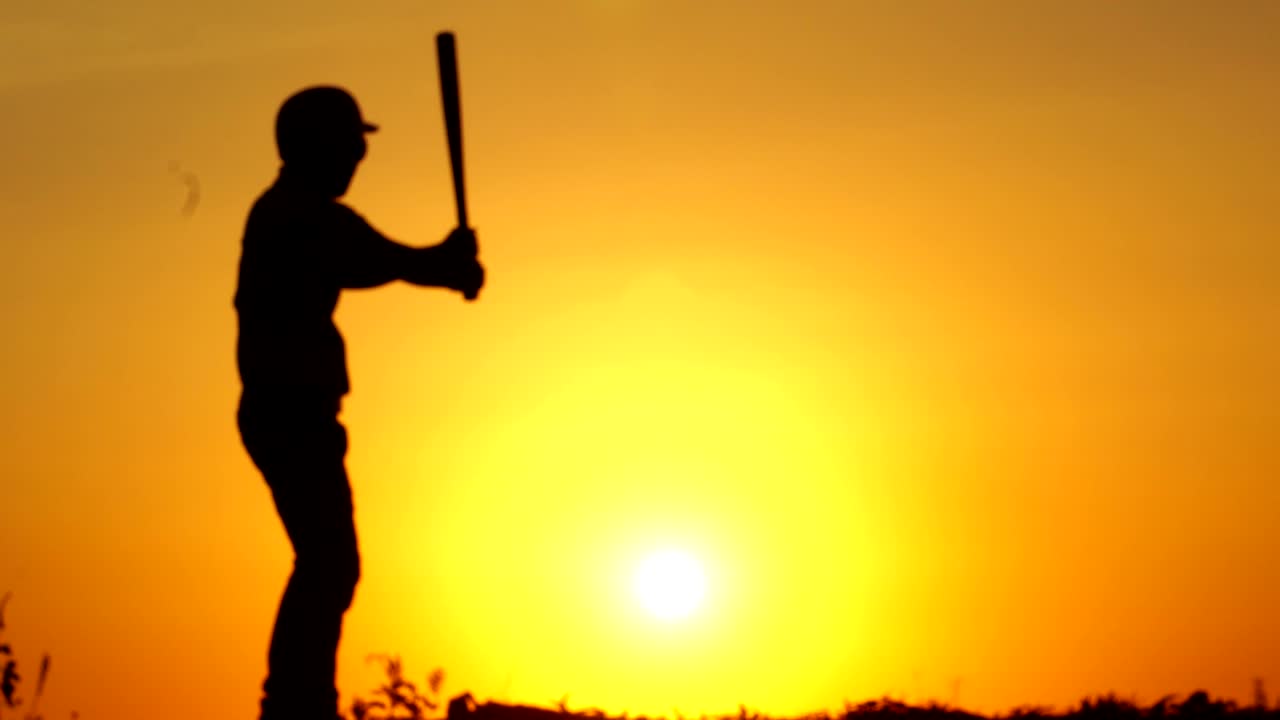 los atletas masculinos de silueta están entrenando con la puesta de sol