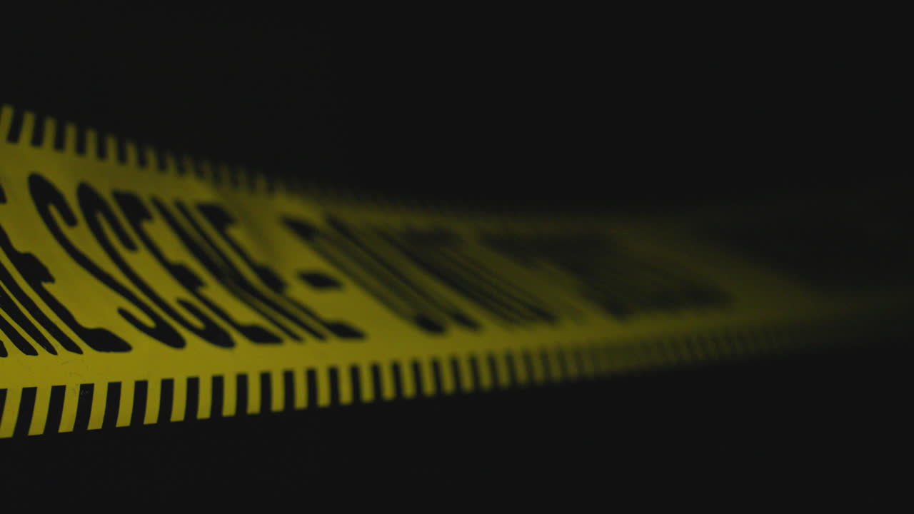 Gros plan sur un ruban de scène de crime la nuit