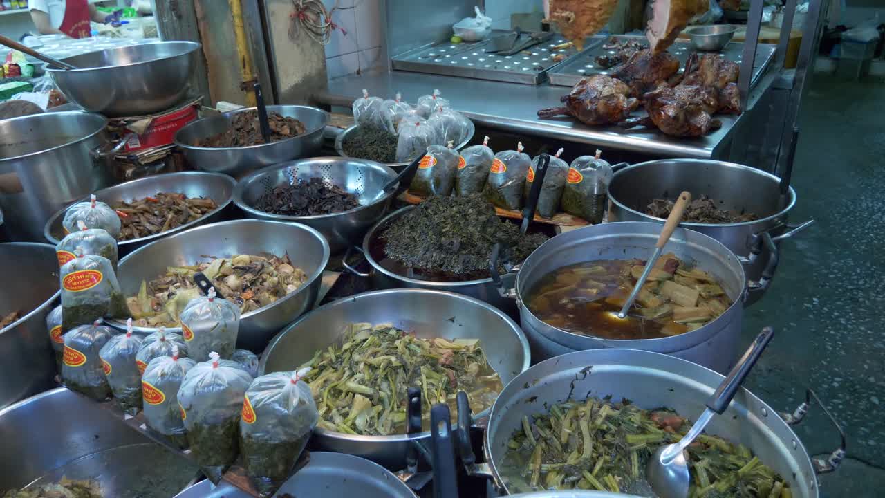corte de comida asiática en el mercado de comida callejera puesto de cocina para la venta documental