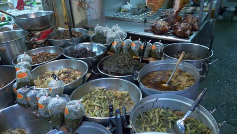 Asiatischer-Food-Court-Am-Street-Food-Marktstand,-Küche-Zum-Verkauf,-Dokumentarfilm
