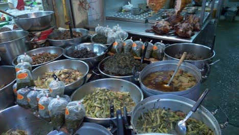 Patio-De-Comidas-Asiático-En-El-Stand-Del-Mercado-De-Comida-Callejera-Documental-De-Cocina-A-La-Venta