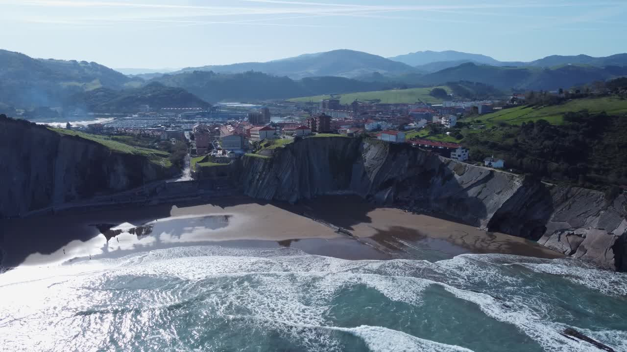 geología de rocas angulares en la costa vasca aldea de zumaia en el norte de españa