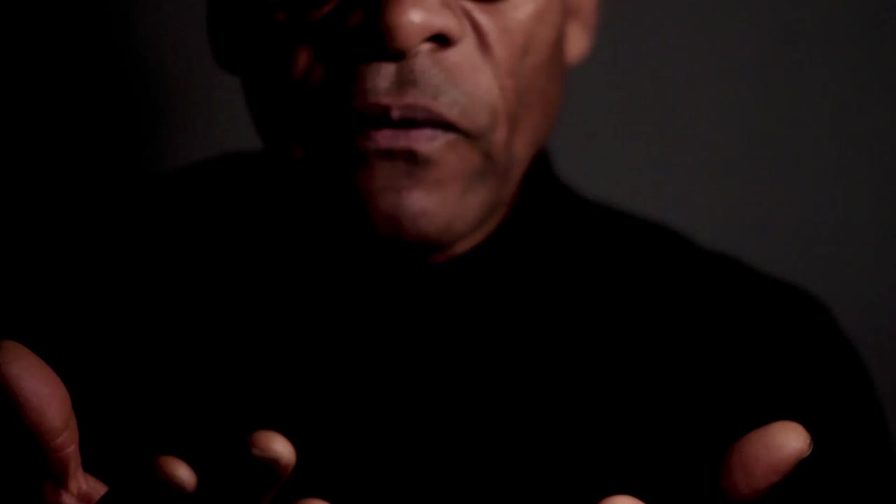 회색 배경 위에 두 손을 모아 신에게 기도하는 남자 스톡 비디오