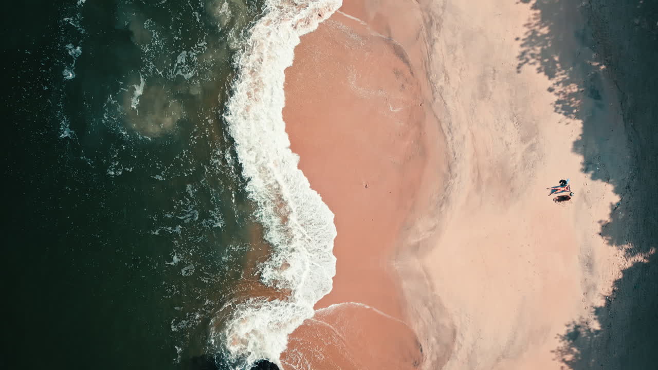 la costa de la playa de arena praia da boa viagem río de janeiro, brasil vista desde arriba hacia abajo