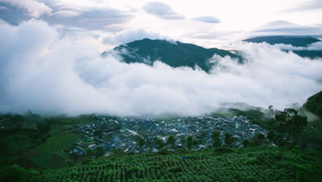 dieng 산 위로 움직이는 일출 구름