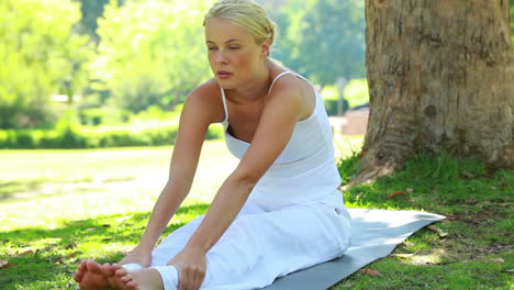 Eine-Frau,-Die-Eine-Yogaposition-Ausführt