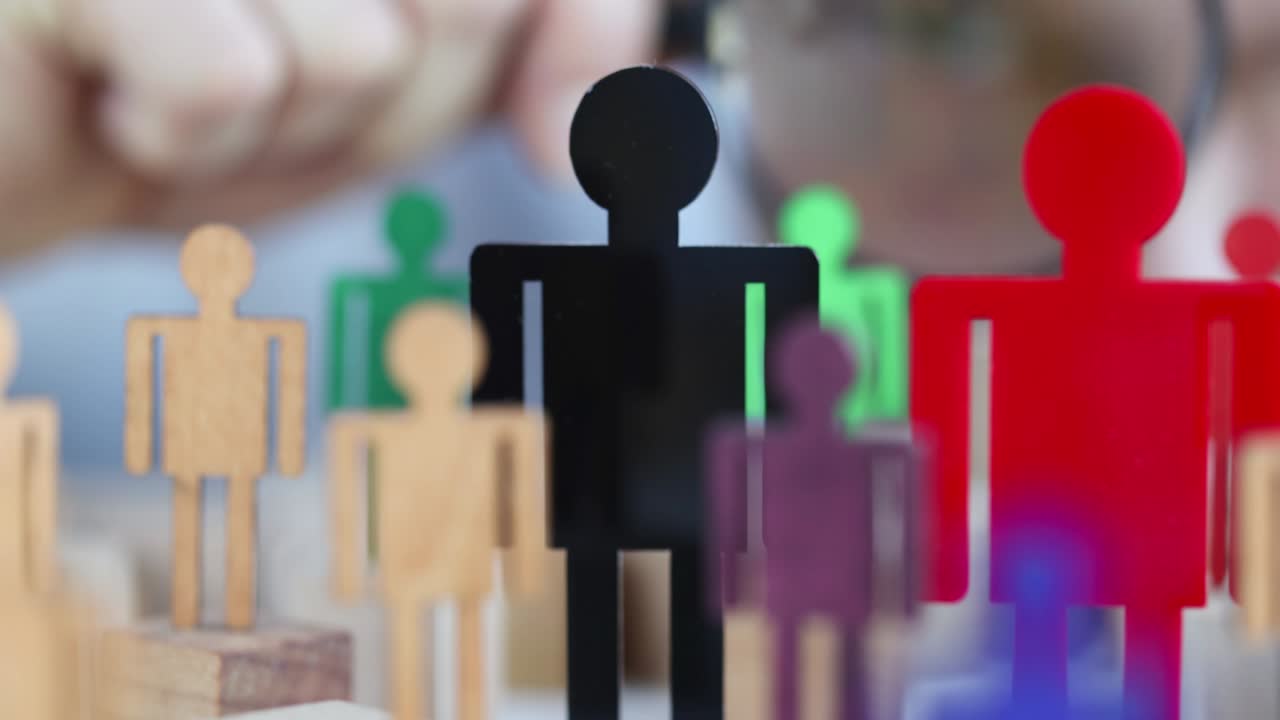 다채로운 장난감 인형을 보는 사업가, 확대 유리 으로 4k 영화 느린 동작