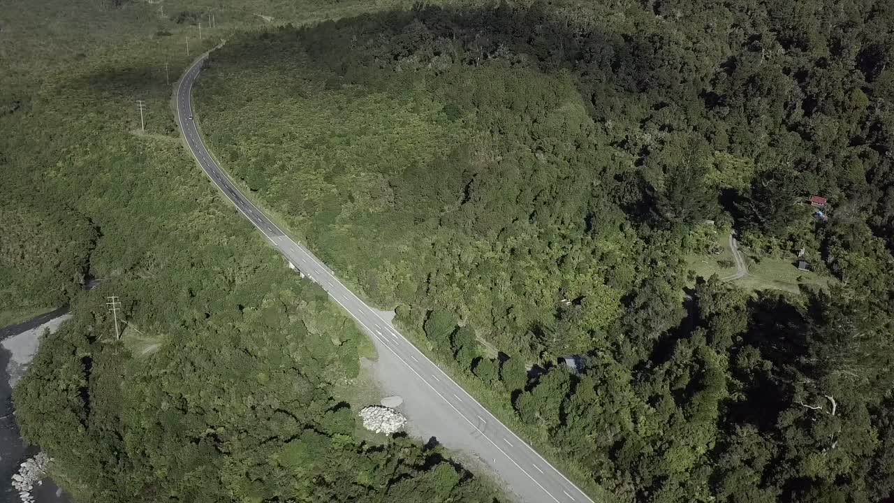 숲 을 가로지르는 도로 의 공중 사진