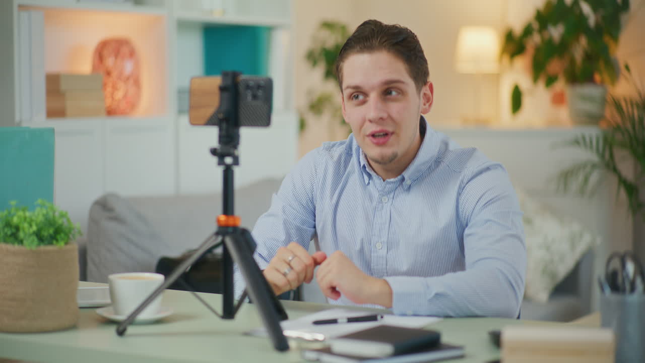Mężczyzna przygotowuje się do nagrania wideo do mediów społecznościowych