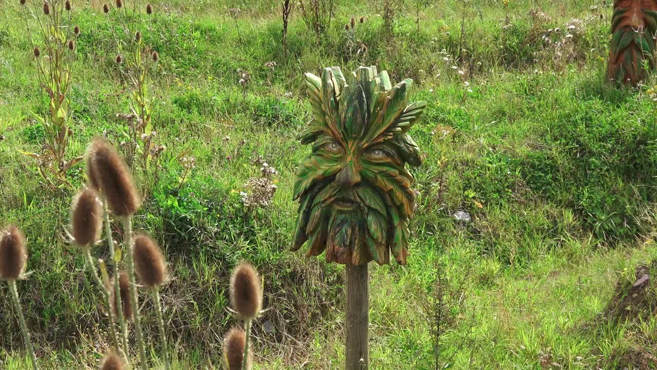 워터포드 아일랜드에서 고대 전설의 그린맨 생물의 멋진 조각