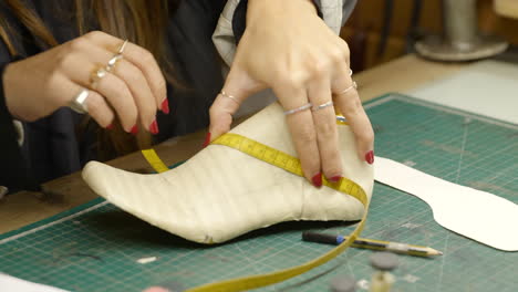 Tamaño-De-Medición-Femenino-De-La-Plantilla-Del-Pie-Para-El-Diseño-De-Zapatos-De-Moda-En-El-Taller